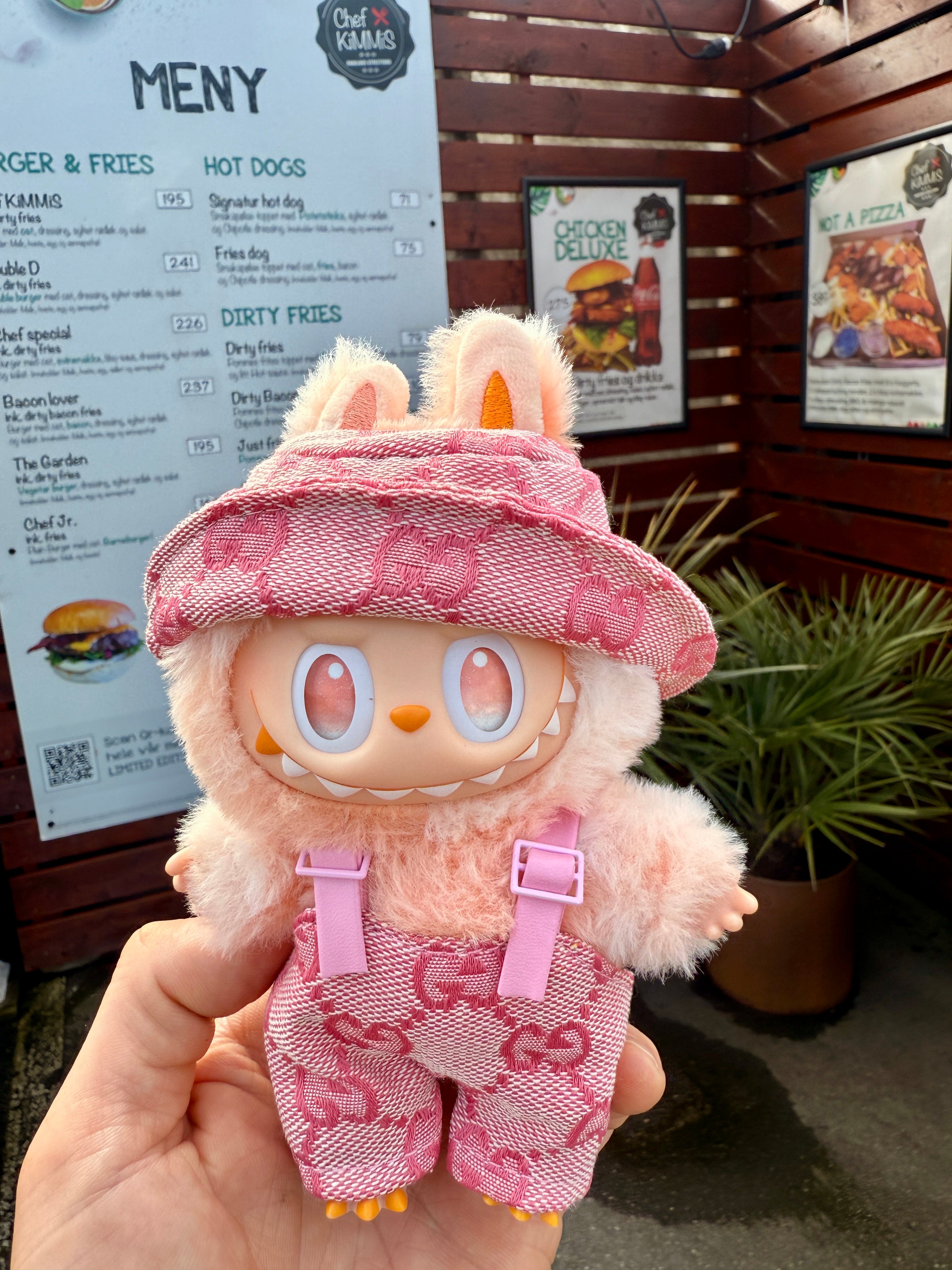 Labubu selebukse og bøttehatt